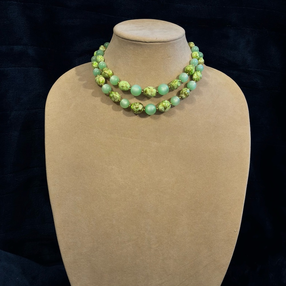 Vintage Green Moon Glow Speckled Beaded Necklace Double Strand Collar Statement - Picture 2 of 11